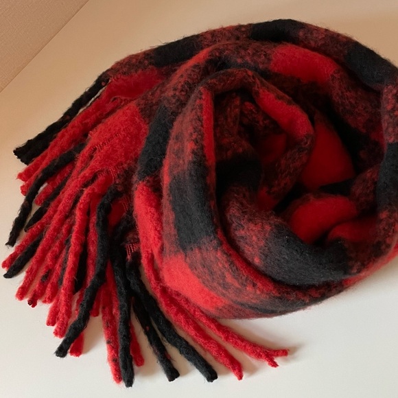 Buffalo Plaid, Cozy, Chunky Fringe Trimmed Ends, Red & Black, Wrap, Lap Blanket - Picture 1 of 7